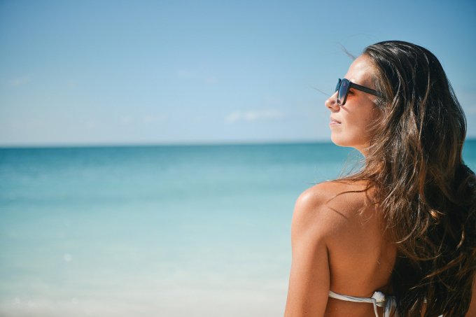 kobieta na plaży w okularach przeciwsłonecznych